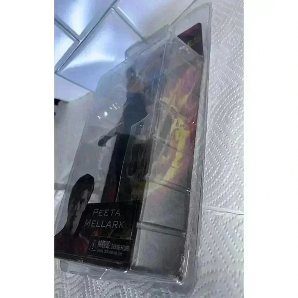 The Hunger Games Series 2 Peeta Mellark Action Figure by Neca Reel Toys New - Picture 7 of 8